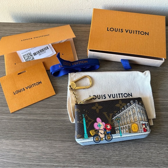 Louis Vuitton Christmas/Holiday Vivienne
Animation Key Cles Pouch- Paris Scene - Picture 1 of 11
